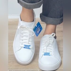 Sketchers white leather Eden LX Light Weight machine Washable Sneakers size 9.5